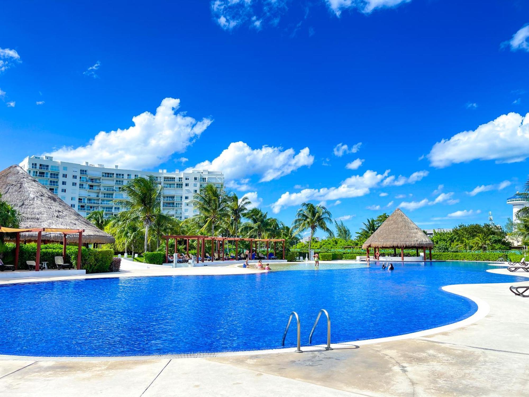 New Beachfront Luxury Apartments Cancún Eksteriør billede