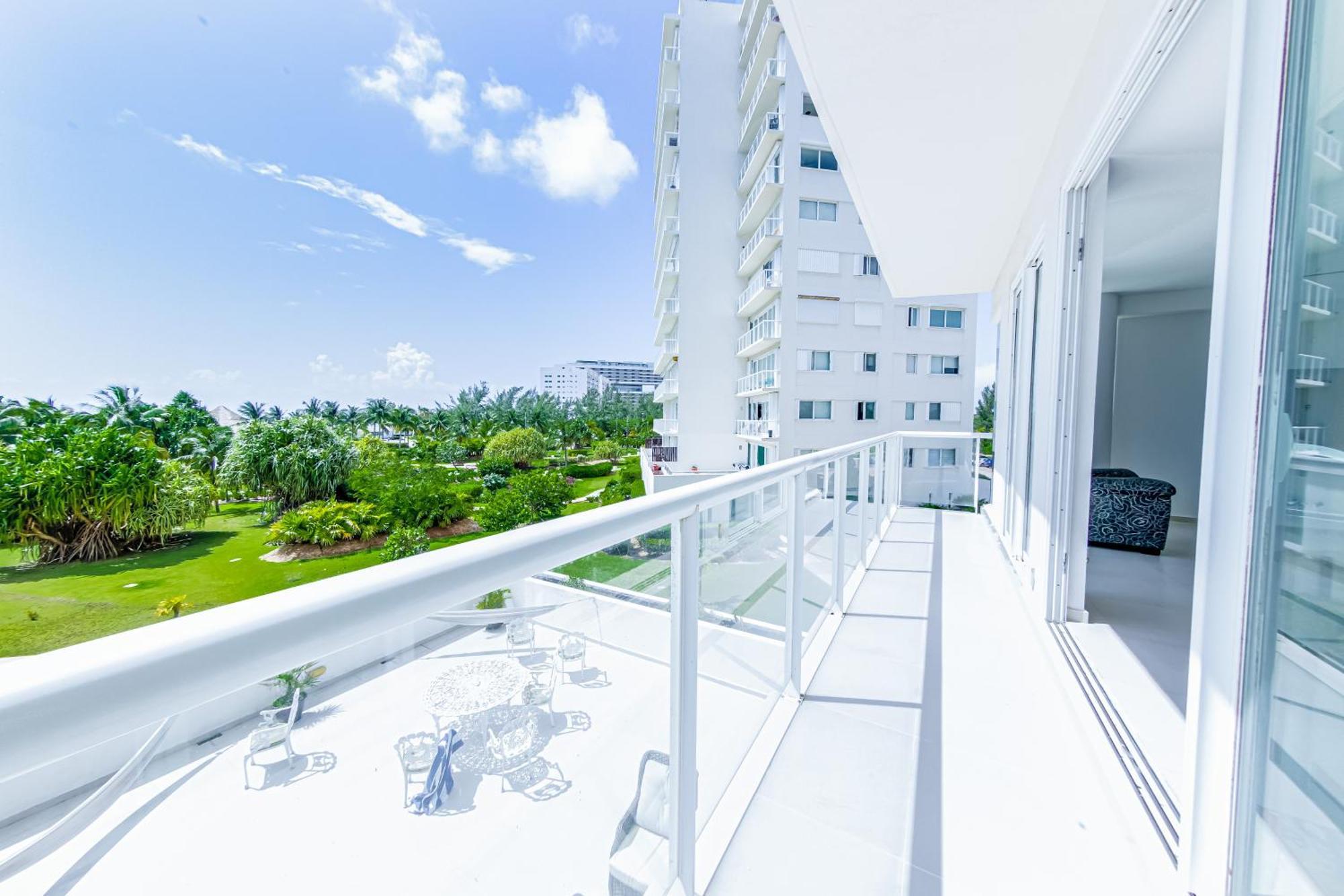 New Beachfront Luxury Apartments Cancún Eksteriør billede